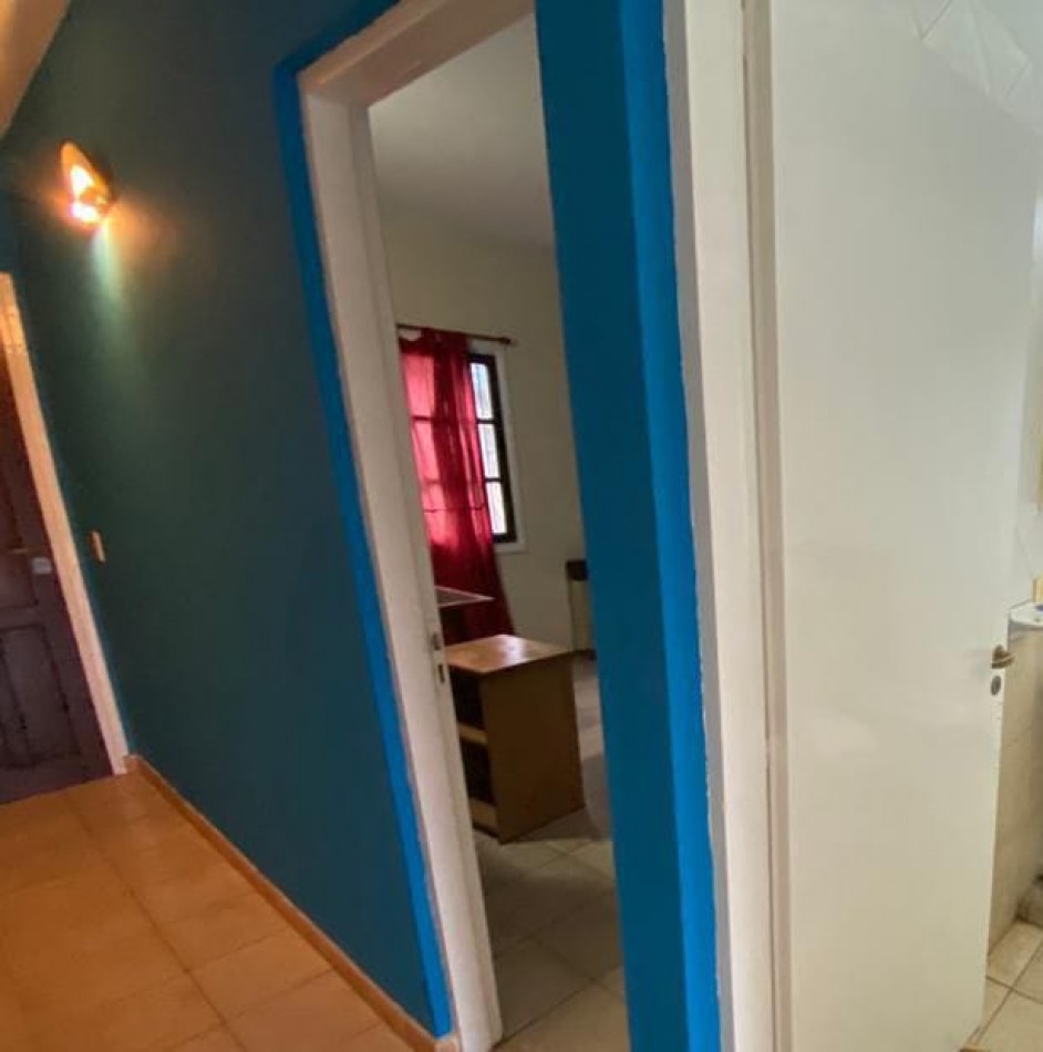 Casa con amplio parque en ostende ,divida en 3 departamentos.