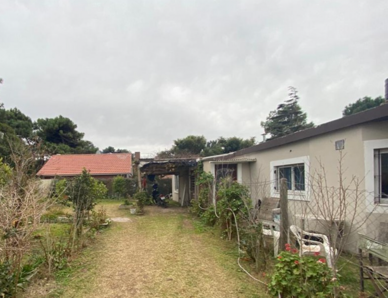 Casa con amplio parque en ostende ,divida en 3 departamentos.