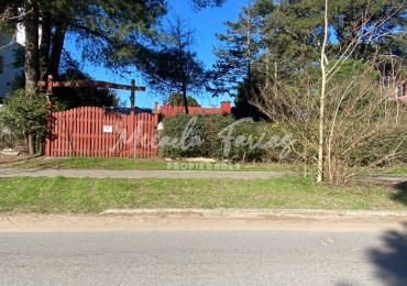 LOTE MULTIFAMILIAR EN AVENIDA INTERMEDANOS PINAMAR